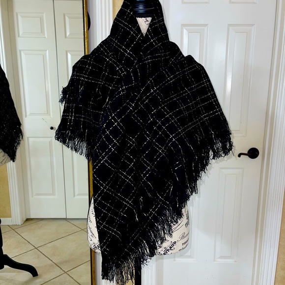 Pashmina, Wrap, Scarf Stunning Black & Gold Metallic - Picture 3 of 10